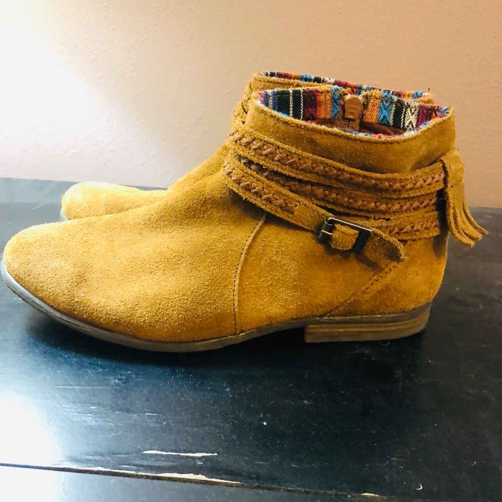 Minnetonka ankle boots size 10